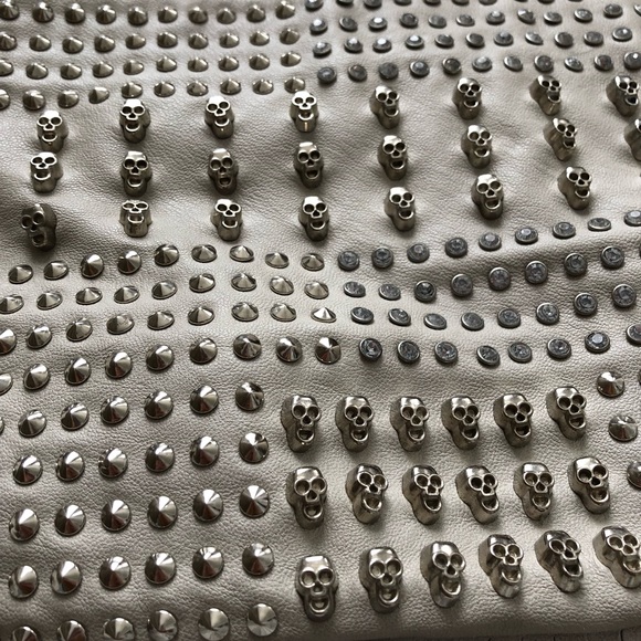 NWOT Grey Studded Fringe Purse. - Picture 3 of 4